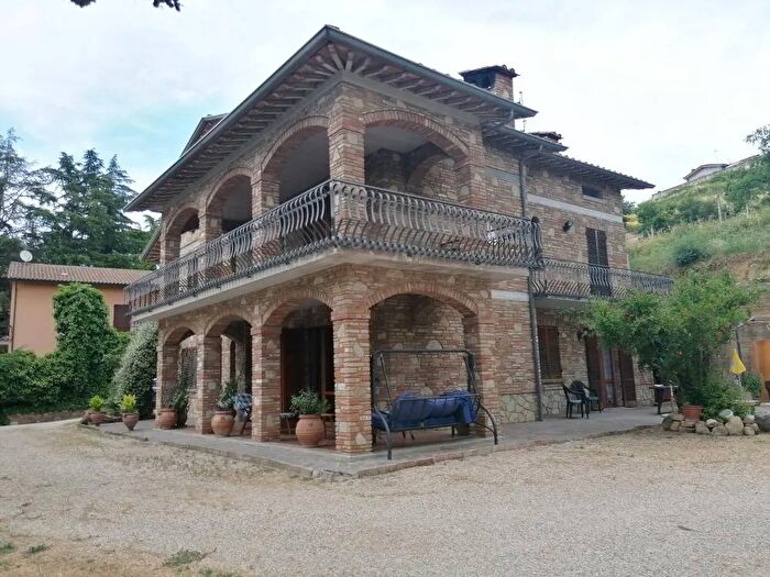 Casa con 13 locali in vendita in Via Padre Rufino Niccacci Deruta, Deruta