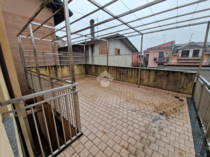 Casa con 6 locali in vendita in Via Francesco Petrarca, Limbiate