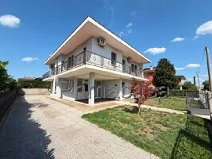 Casa con 10 locali in vendita in Via Monte Altissimo, Cerea