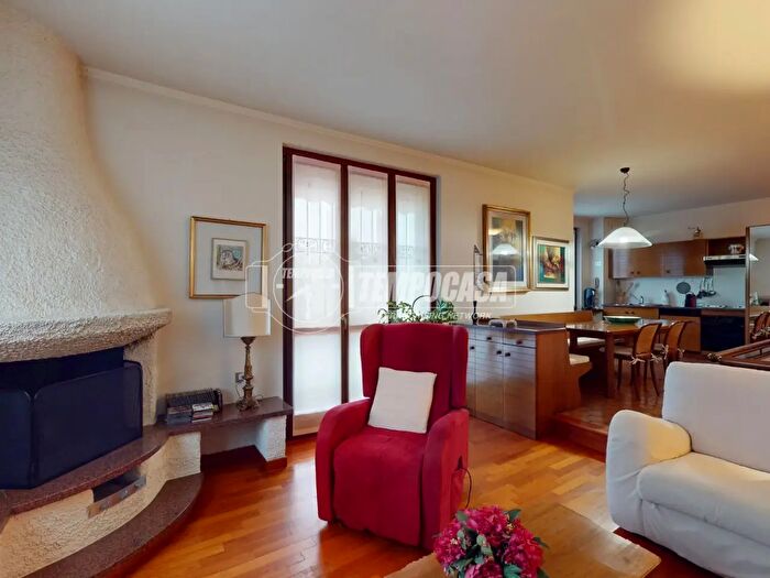 Appartamento trilocale in vendita in Via Isonzo, Besana In Brianza