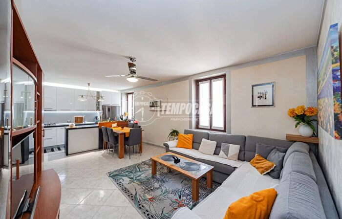 Appartamento trilocale in vendita in Via Umberto I, Renate