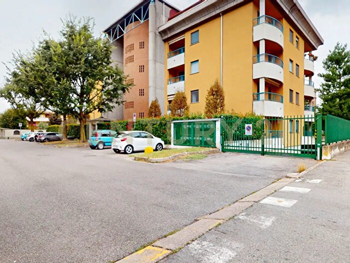 Appartamento trilocale in vendita in Via Cantoniera, Vanzago