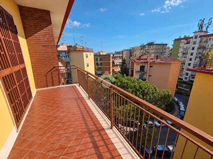 Appartamento quadrilocale in affitto in Via E a Mario, Napoli