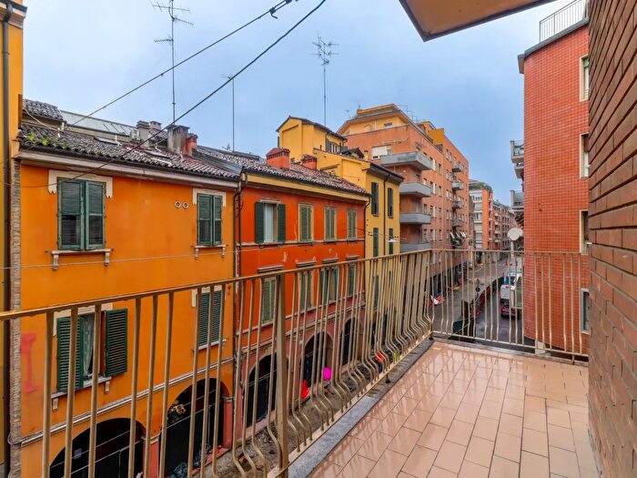 Appartamento trilocale in vendita in Via delle Lame, Bologna