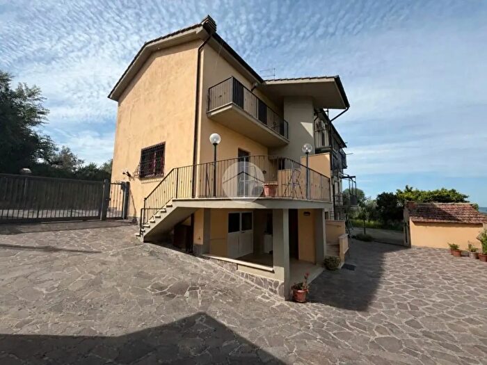 Appartamento quadrilocale in affitto in Via Farense, Fara In Sabina