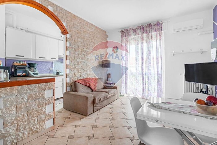 Appartamento trilocale in vendita in Via San Carlo, Vanzago