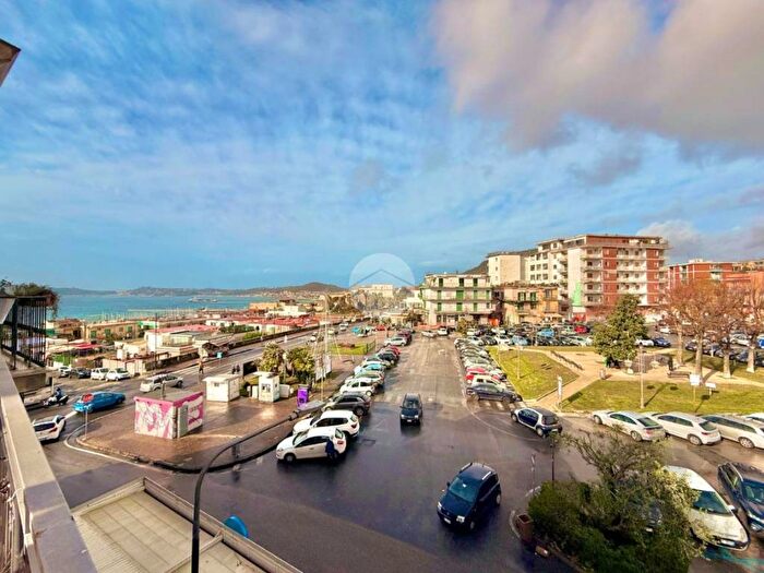 Appartamento trilocale in affitto in Via Girone, Anfiteatro, Pozzuoli