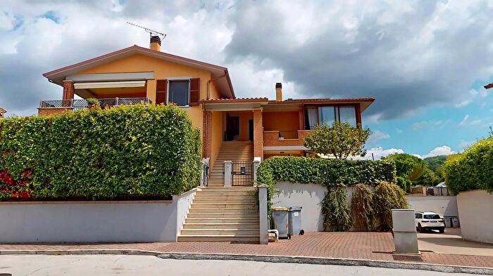 Appartamento quadrilocale in vendita in Vocabolo San Rocco Basso, Todi