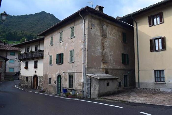 Casa con 6 locali in vendita in Piazza San Gottardo, Serina