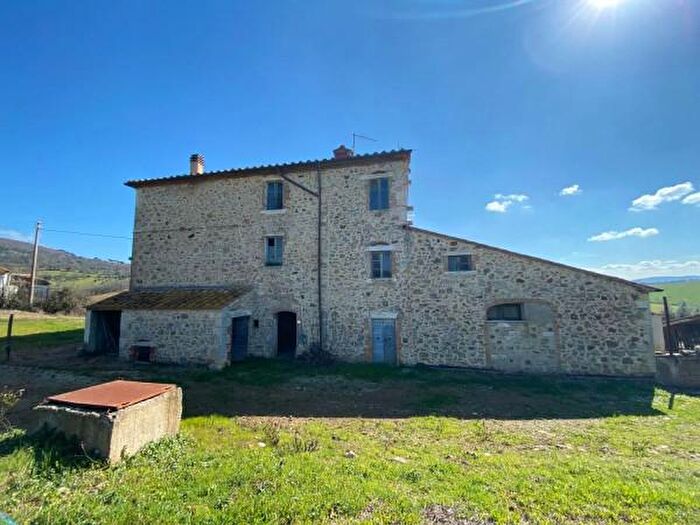 Casa con 6 locali in vendita in Semproniano