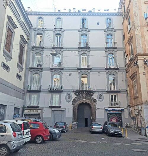 Appartamento trilocale in affitto in Via Duomo, Tribunali, Napoli