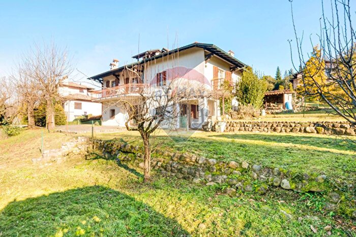 Casa con 9 locali in vendita in Via delle Querce, Venegono Inferiore