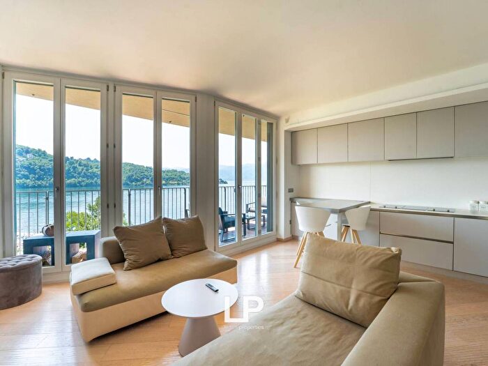Appartamento con 5 locali in affitto in Viale De Angeli, Laveno, LavenoMombello