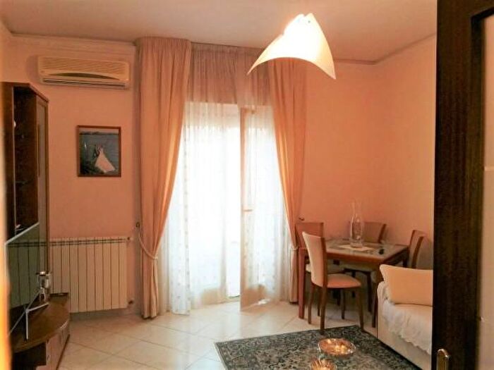 Appartamento trilocale in vendita in Via Santa Maria del Sangue, Aci Catena