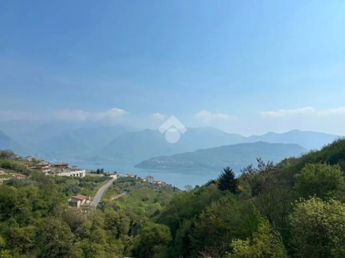 Appartamento trilocale in vendita in Villaggio Bone, Tavernola Bergamasca