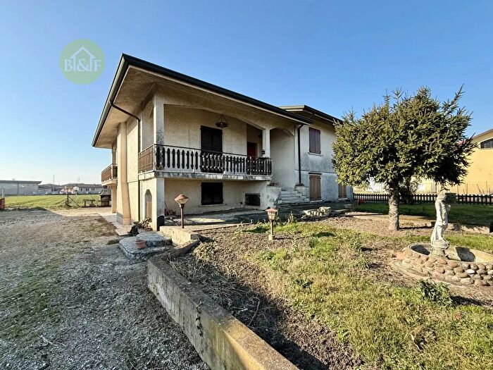 Casa con 6 locali in vendita in Via Bosco, Terrazzo