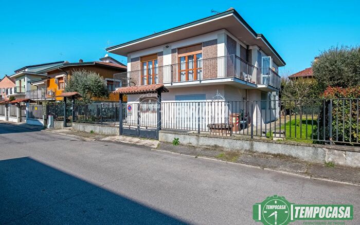 Casa quadrilocale in vendita in Via Don Giovanni Minzoni, Peschiera Borromeo