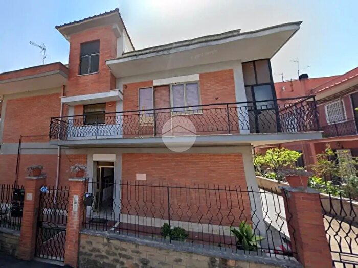 Appartamento trilocale in vendita in Via Giuseppe Bandi, Roma