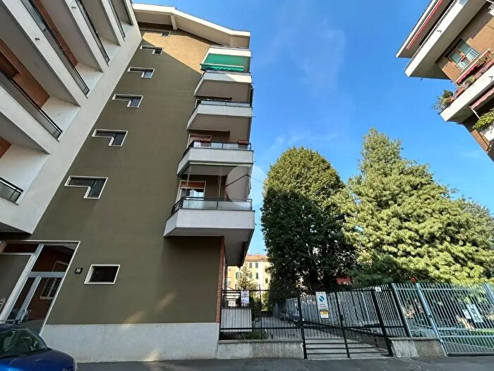 Appartamento trilocale in affitto in Via Attilio Cassoni, Milano