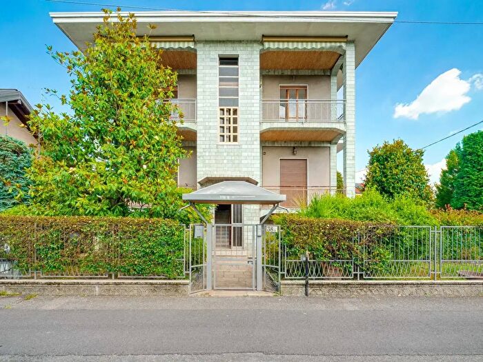 Appartamento trilocale in vendita in Via Sorelle Lucini a, Saronno