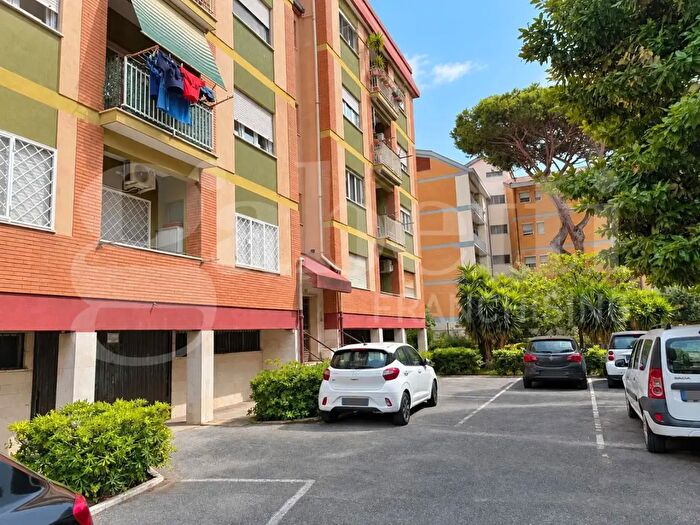 Appartamento con 5 locali in vendita in Via Capo Palinuro, Roma