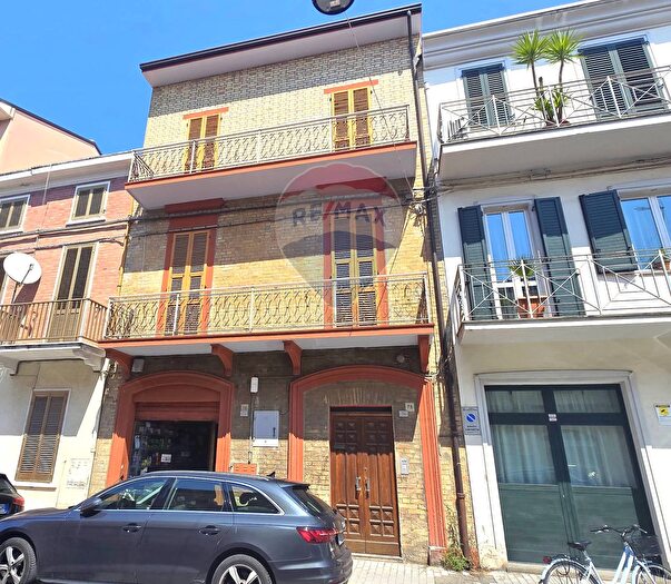 Casa con 8 locali in vendita in Civitanova Marche