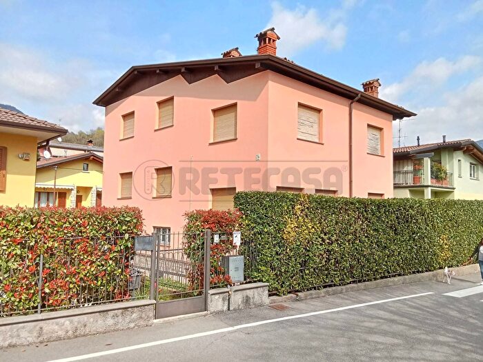 Casa con 5 locali in affitto in Nembro