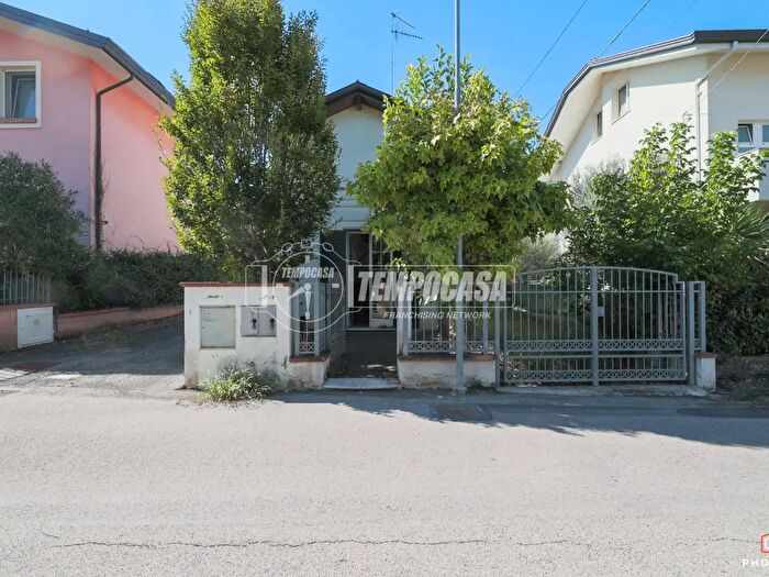 Casa quadrilocale in vendita in Viale Nuoro, Riccione
