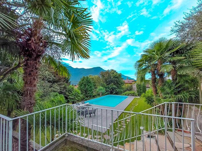 Casa con 13 locali in vendita in Domaso