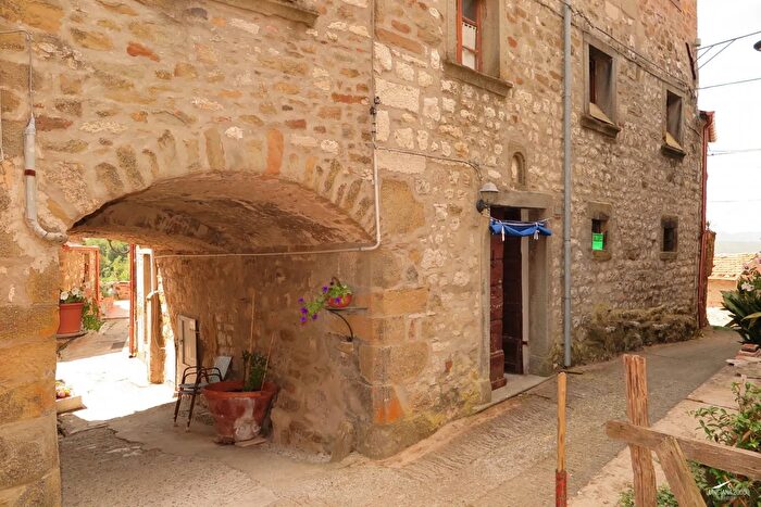 Casa con 8 locali in vendita in Casola In Lunigiana