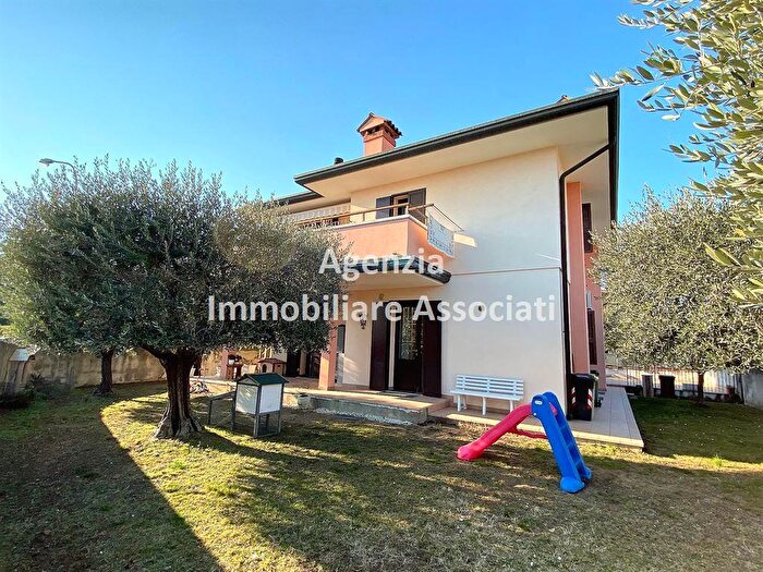 Casa con 9 locali in vendita in Bassano Del Grappa
