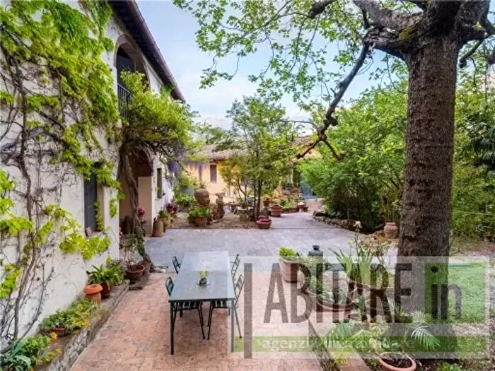 Casa con 11 locali in vendita in Montespertoli