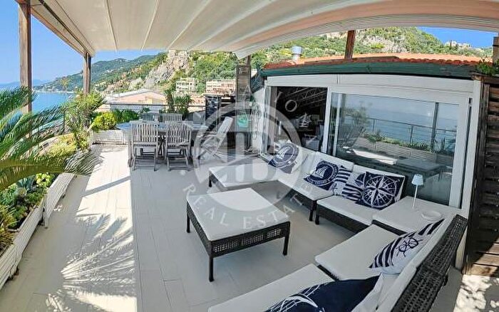 Appartamento quadrilocale in vendita in Finale Ligure