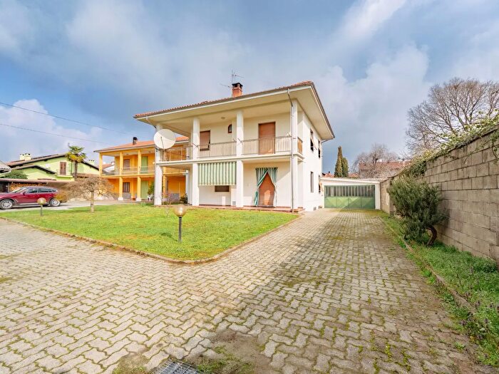 Casa con 8 locali in vendita in Via Carducci, Borgo D'Ale