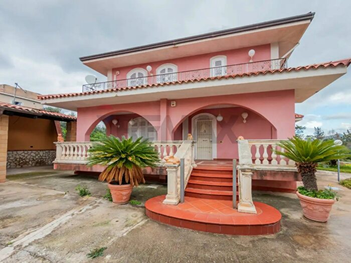 Casa con 6 locali in vendita in Via Altofonte, Palermo