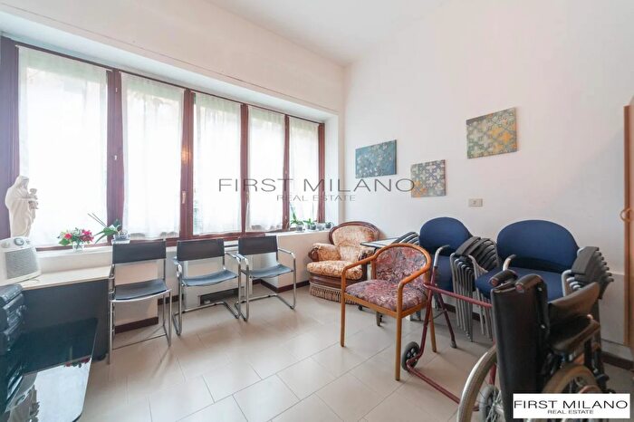 Appartamento con 9 locali in vendita in Via Privata Angera, Milano