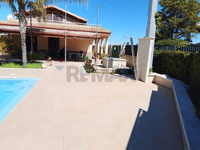 Casa con 6 locali in vendita in Via Ecuador, Vittoria