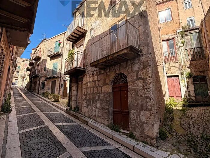 Casa con 8 locali in vendita in Via Giambattista Bonfante, Mussomeli