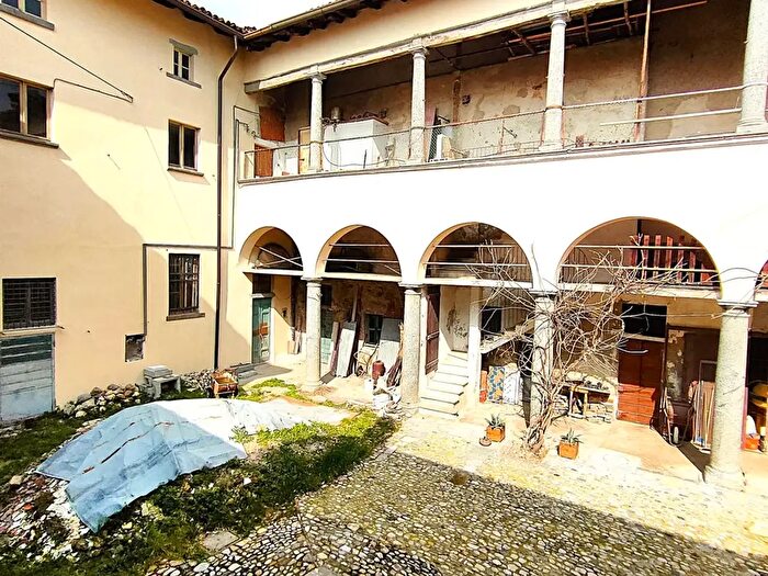 Casa con 5 locali in vendita in Via Carolina Pulici, Albese Con Cassano