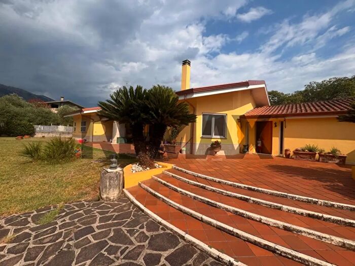 Casa con 6 locali in vendita in Cervaro