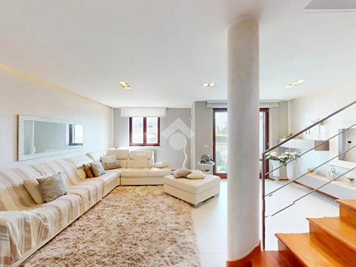 Casa con 5 locali in vendita in Via Madrid, Brindisi