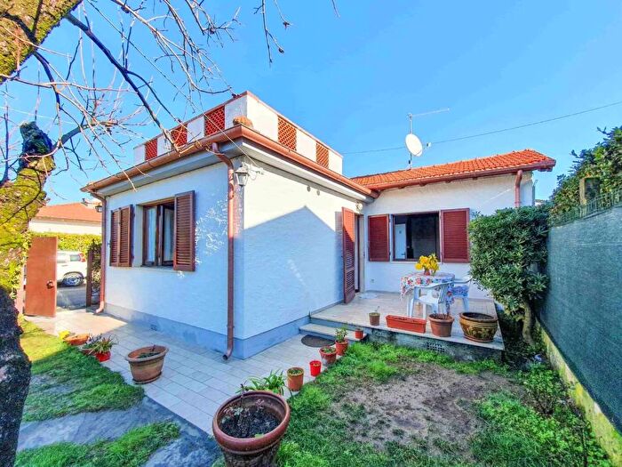 Casa trilocale in affitto in Via Trento, Centro, Forte dei Marmi