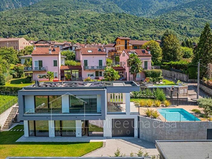 Casa con 6 locali in vendita in Via Perlino, Colico
