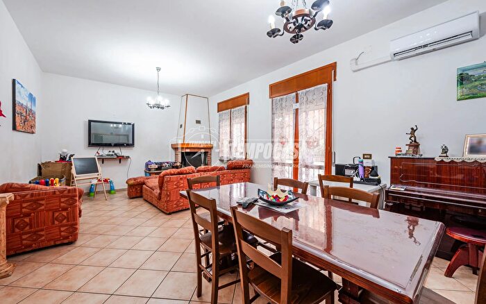 Casa con 7 locali in vendita in Via Borgonuovo, Minerbio