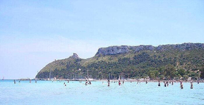 Appartamento trilocale in affitto in Via della Pineta, Bonaria, Cagliari