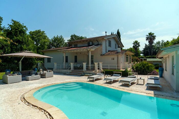 Casa con 9 locali in vendita in Pietrasanta