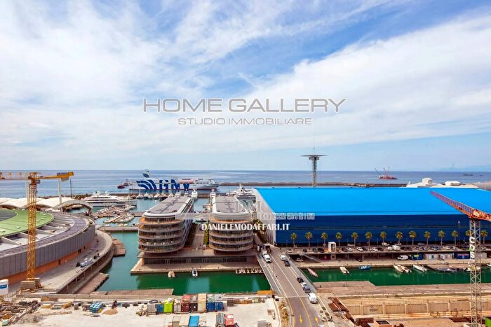 Appartamento con 7 locali in vendita in Corso Aurelio Saffi, Genova