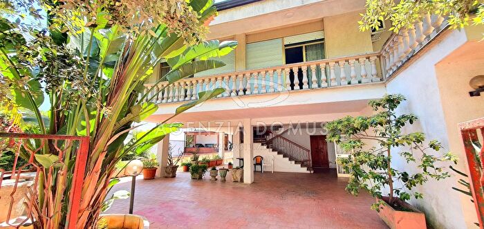 Casa con 9 locali in vendita in Via Giuseppe Mazzini, Racale