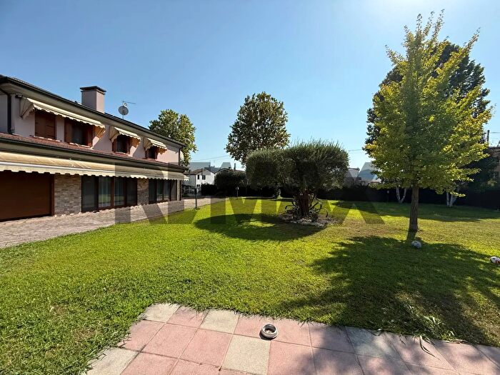 Casa con 6 locali in vendita in Montegrotto Terme