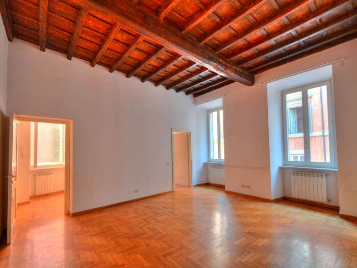 Appartamento trilocale in affitto in Piazza di Pietra, Pantheon, Roma